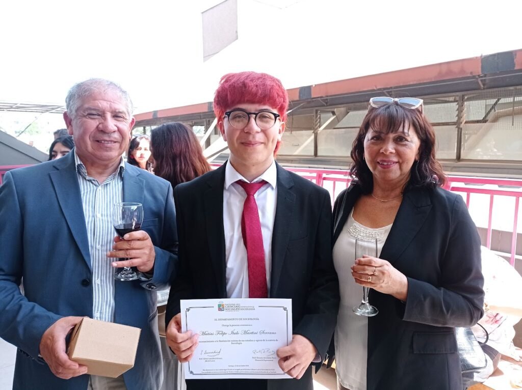 Matías Martini junto a su familia en su ceremonia de titulación